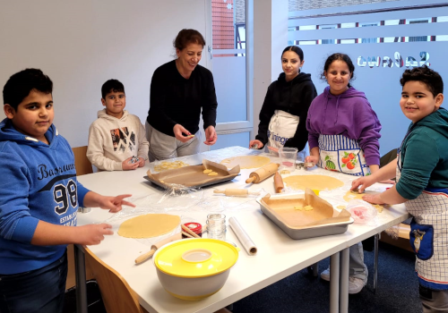 Kinder im Salawo backen Kekse fürAltenheim